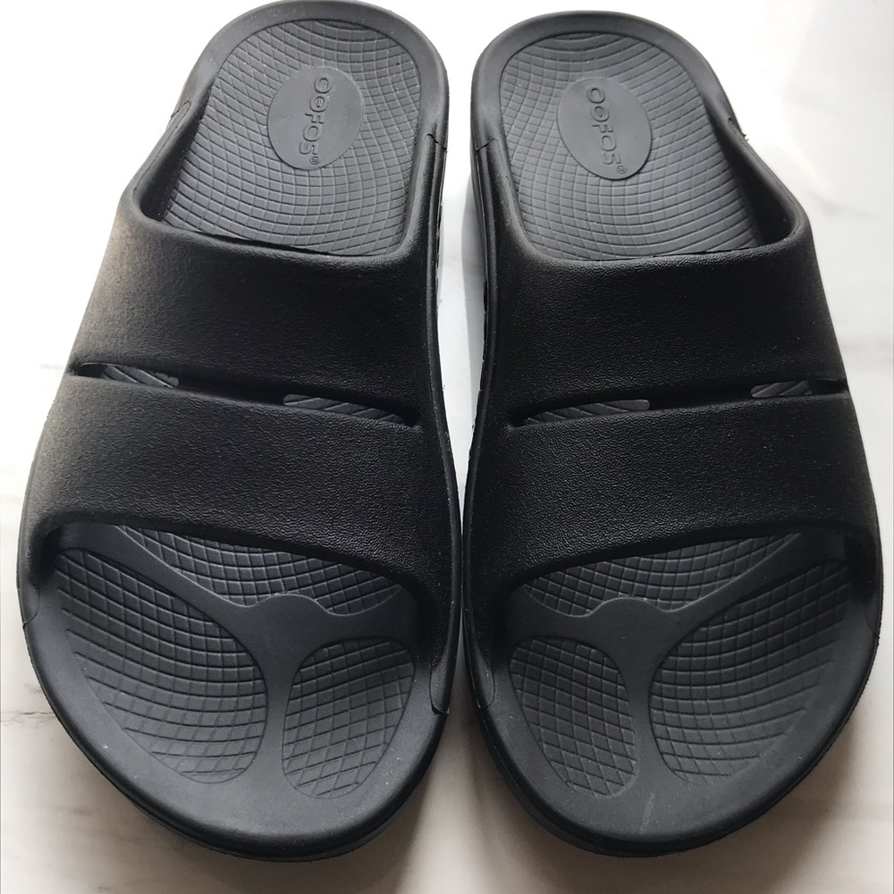 LIKE NEW!! Women / Men OOFOS Black Slide Sandals